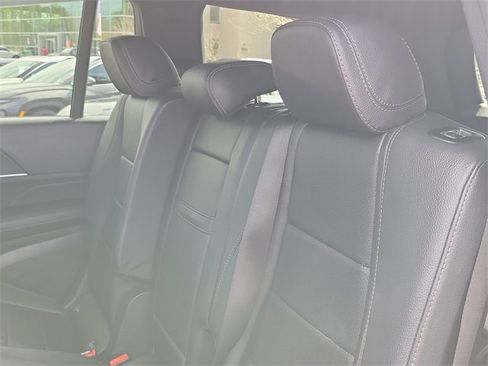 Used 2024 Mercedes-Benz GLS 450 4MATIC image 11