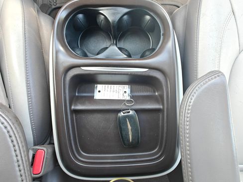 Used 2017 Chrysler Pacifica Touring-L FWD image 29