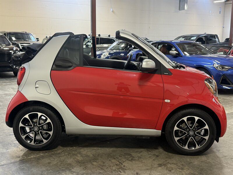Used 2017 smart fortwo passion RWD image 10