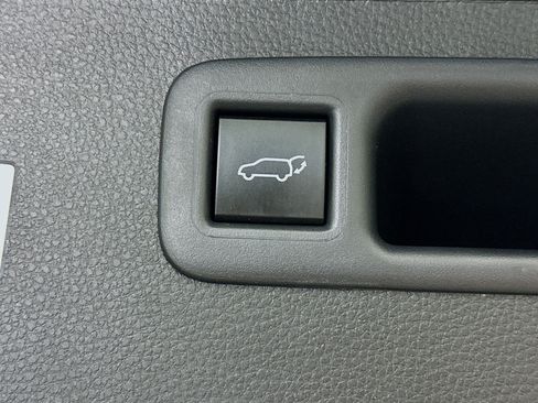 Used 2025 Toyota Highlander LE image 32