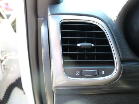 Used 2019 Jeep Grand Cherokee Altitude AWD/4WD image 17