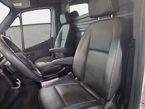 Used 2025 Mercedes-Benz Sprinter 2500 image 12