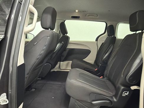 Used 2022 Chrysler Voyager LX FWD image 16