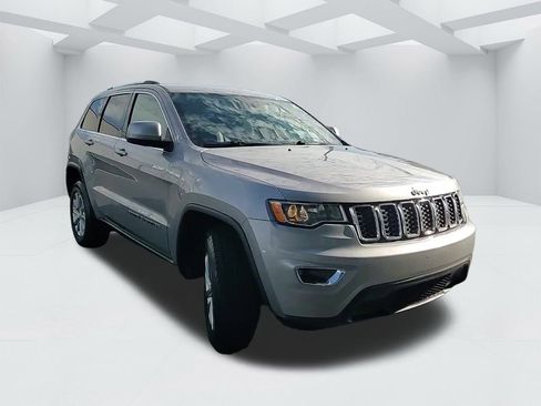 Used 2021 Jeep Grand Cherokee Laredo X image 3