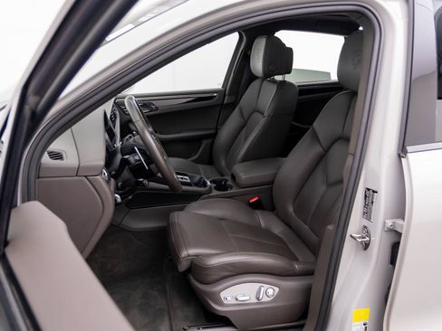 Certified 2023 Porsche Macan AWD/4WD image 5