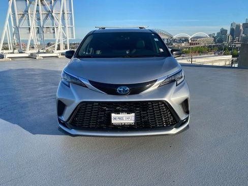 Used 2022 Toyota Sienna XSE w/ XSE Plus Package AWD/4WD image 3