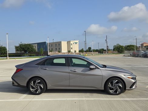 Used 2024 Hyundai Elantra Limited FWD image 2