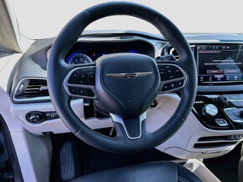 Used 2023 Chrysler Pacifica Touring-L FWD image 39