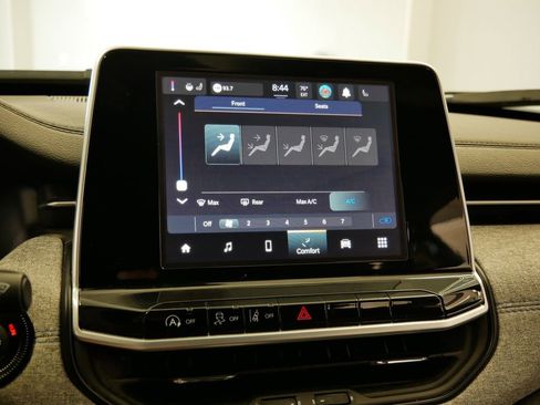 Certified 2025 Jeep Compass Latitude image 33