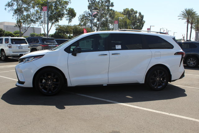 Certified 2026 Toyota Sienna XSE FWD image 5
