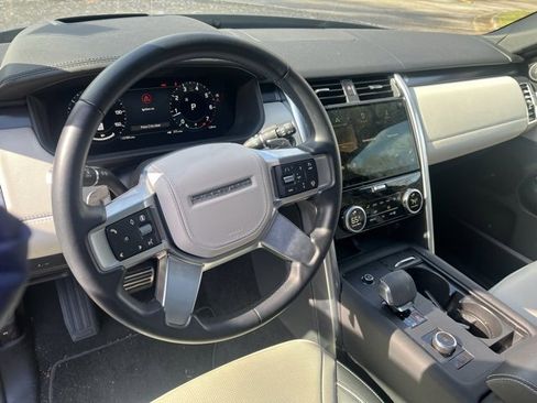 Used 2024 Land Rover Discovery Metropolitan Edition image 6