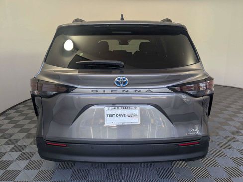 Certified 2024 Toyota Sienna XLE FWD image 6