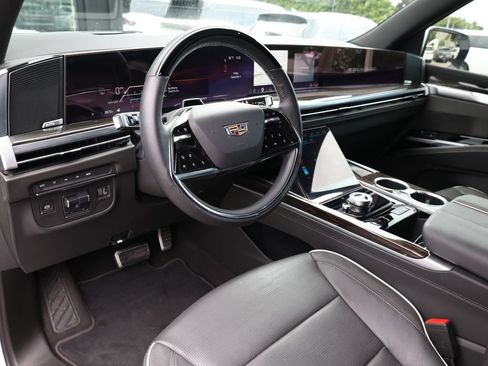 Used 2025 Cadillac Escalade ESV Premium Luxury w/ LPO, Floor Liner Package AWD/4WD image 18
