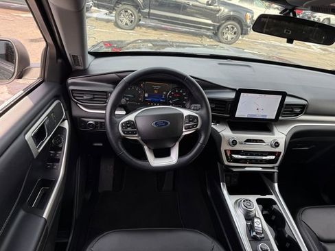 Used 2022 Ford Explorer XLT w/ Equipment Group 202A image 6