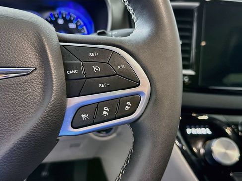 Used 2023 Chrysler Pacifica Touring-L FWD image 21