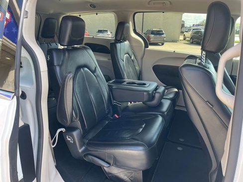 Used 2018 Chrysler Pacifica Touring-L Plus FWD image 9