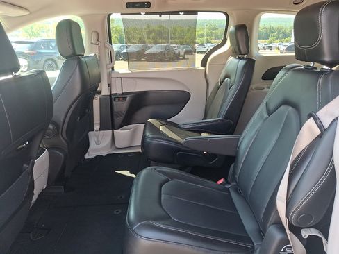Used 2023 Chrysler Pacifica Touring-L FWD image 10