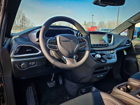 New 2026 Chrysler Pacifica Select image 13