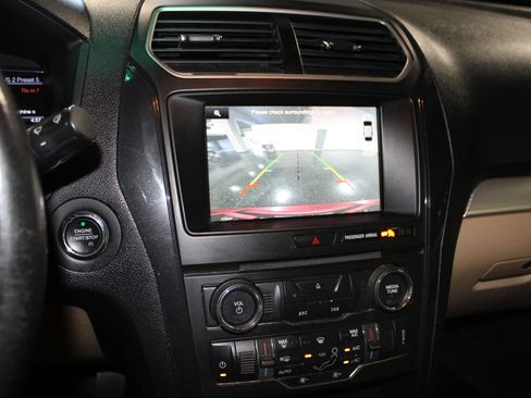 Used 2016 Ford Explorer XLT w/ Equipment Group 201A FWD image 18