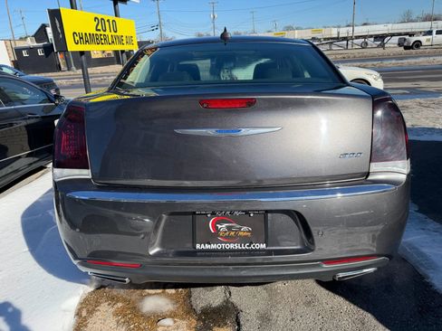 Used 2018 Chrysler 300 Limited w/ Safetytec Plus Group image 4