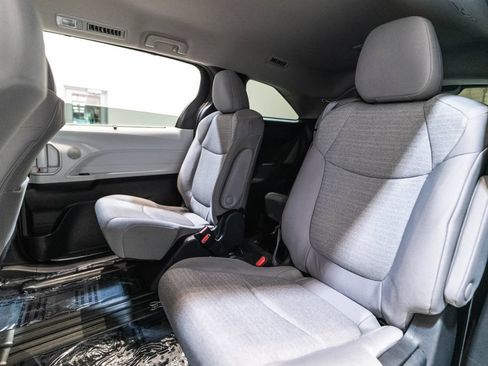 Certified 2025 Toyota Sienna LE FWD image 30