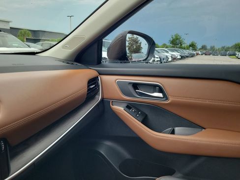 Used 2025 Nissan Rogue Platinum FWD image 29