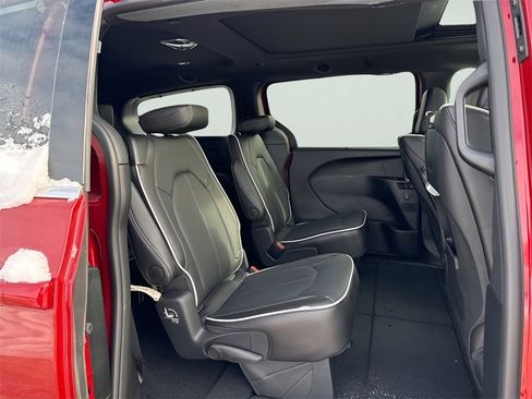 New 2026 Chrysler Pacifica Limited w/ Uconnect Theater Family Group image 12