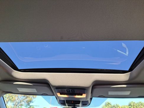 Used 2025 Nissan Rogue SV w/ SV Premium Package image 15