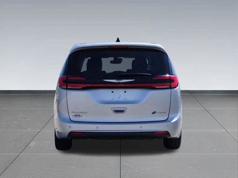 Used 2023 Chrysler Pacifica Touring-L FWD image 5