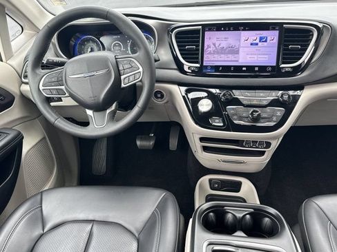 Used 2023 Chrysler Pacifica Touring-L FWD image 9