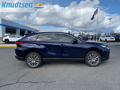 Used 2022 Toyota Venza XLE image 8