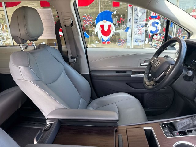 Used 2024 Toyota Sienna XLE FWD image 13