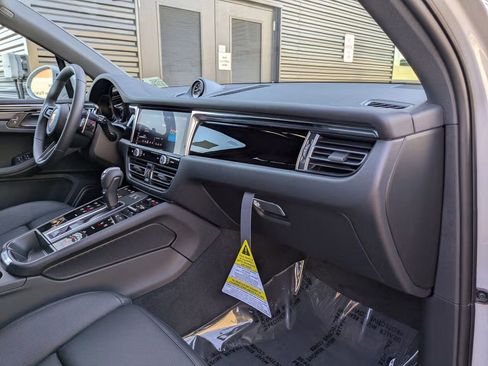 Certified 2025 Porsche Macan AWD/4WD image 27