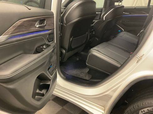 Used 2023 Jeep Grand Cherokee Overland w/ Luxury Tech Group IV AWD/4WD image 25