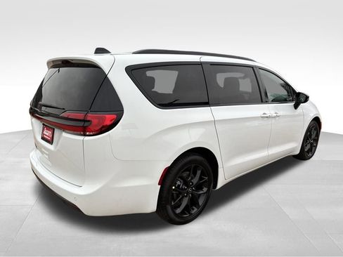 New 2026 Chrysler Pacifica Select w/ S Appearance Package image 5