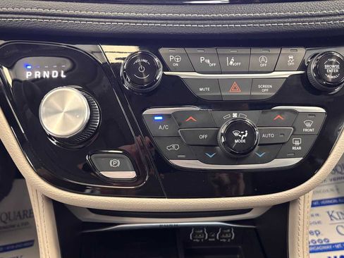 Used 2024 Chrysler Pacifica Limited FWD image 24