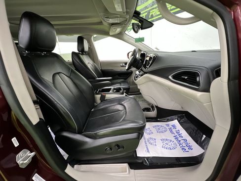 Used 2018 Chrysler Pacifica Limited FWD image 29