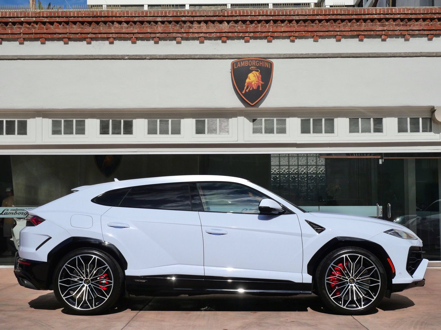 Used 2026 Lamborghini Urus SE AWD/4WD image 2