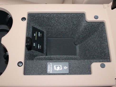 Certified 2025 Porsche Macan image 30