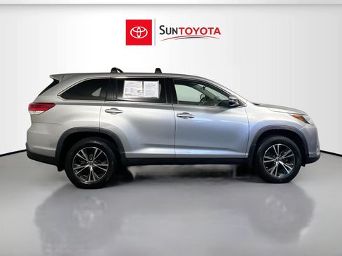 Used 2019 Toyota Highlander LE AWD/4WD image 2