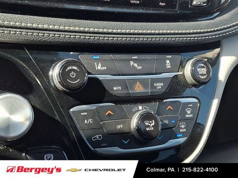 Used 2023 Chrysler Pacifica Touring-L FWD image 19