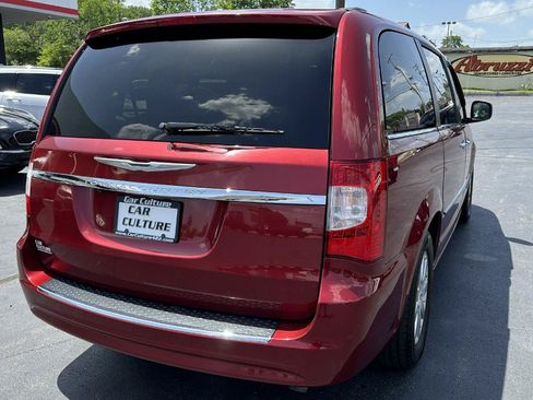 Used 2016 Chrysler Town & Country Touring w/ Driver Convenience Group FWD image 17