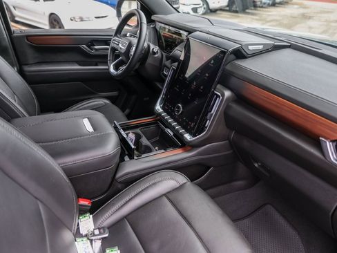 Used 2025 GMC Yukon Denali image 31