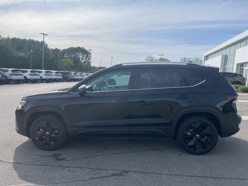 New 2026 Volkswagen Taos SE FWD image 3