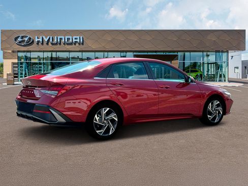 Used 2025 Hyundai Elantra Limited FWD image 8