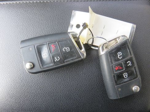 Used 2020 Volkswagen Tiguan SE image 37