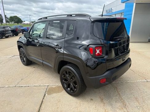 Used 2023 Jeep Renegade Altitude w/ Sun/Sound Group AWD/4WD image 3
