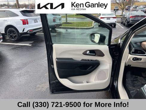 Used 2018 Chrysler Pacifica Touring-L w/ Premium Audio Group image 25