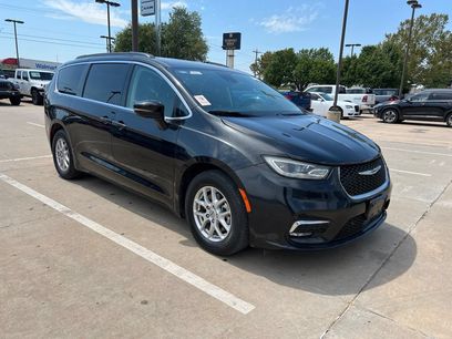 Used 2022 Chrysler Pacifica Touring-L w/ Uconnect Theater Family Group