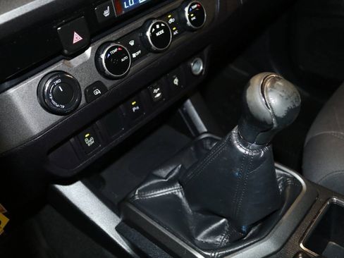 Used 2017 Toyota Tacoma TRD Sport w/ Premium & Technology Package AWD/4WD image 38